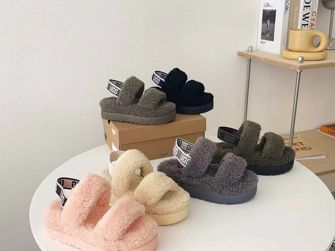 💰440 UGG sheepskin all-in-one snow boots 0876 new autumn and winter style, the same style as Zhou Dongyu's furry slippers. Product name: Ou Lafita, Longfeng Teddy fur muffin bottom slippers, new at the counter at the same time. It is an upgraded version of the classic oh yeah sandals. The corrugated sheepskin material is used to make it more fashionable and cool. The heel strap is the highlight of the entire design. The muffin bottom visually increases the appearance, which is good news for little sisters. Large quantities in stock. Code number: 35-41 Color: white, gray, black, pink, army green, maroon